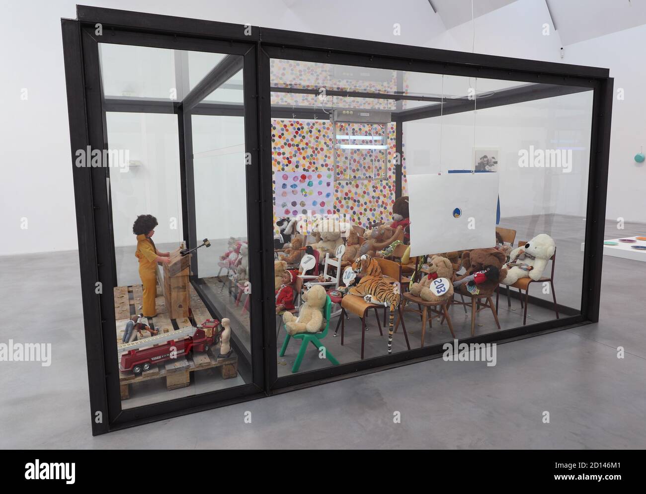 L'opera dell'artista 'Art's About Life, The Art World is About Money', 1998, durante un'anteprima della mostra personale di Damien Hirst intitolata 'End of a Century' alla Newport Street Gallery di Londra, Che sarà caratterizzato da oltre cinquanta opere d'arte che dureranno gli anni formativi di Hirst come studente negli anni '80 fino a diventare uno dei principali artisti contemporanei britannici durante gli anni '90. Foto Stock