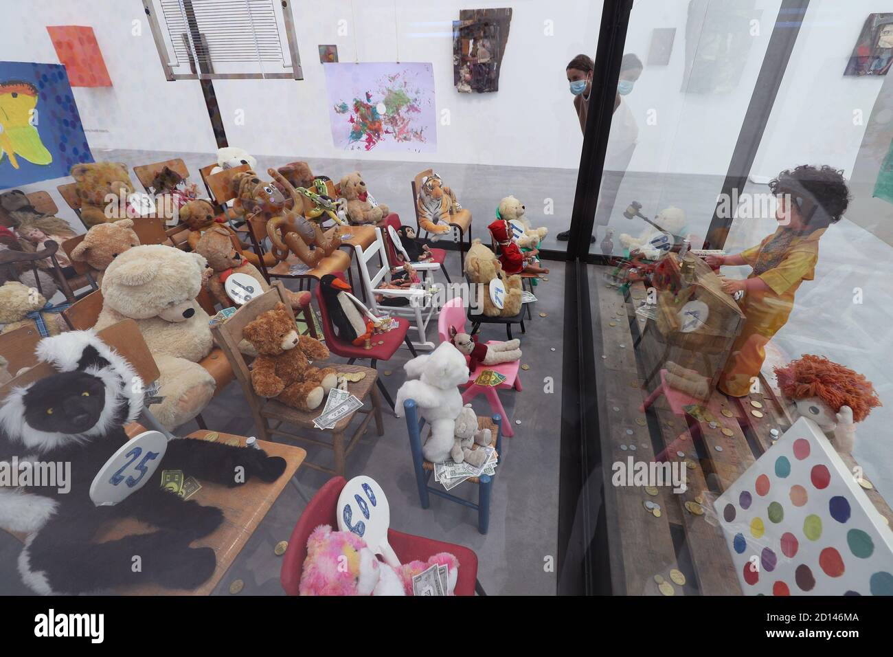 Un membro del personale della galleria si pone accanto a 'Art's About Life, The Art World is About Money', 1998, durante un'anteprima della mostra personale di Damien Hirst intitolata 'End of a Century' alla Newport Street Gallery di Londra, Che sarà caratterizzato da oltre cinquanta opere d'arte che dureranno gli anni formativi di Hirst come studente negli anni '80 fino a diventare uno dei principali artisti contemporanei britannici durante gli anni '90. Foto Stock