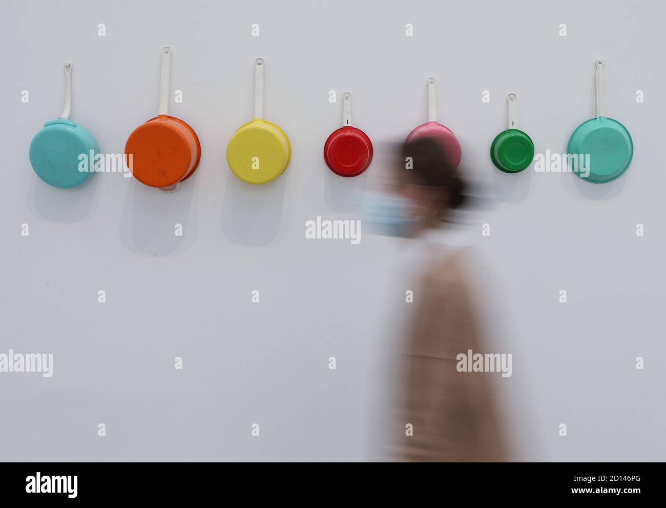 L'opera dell'artista '7 Pans', 1987, durante un'anteprima della mostra personale di Damien Hirst intitolata 'fine di un secolo' alla Newport Street Gallery di Londra, Che sarà caratterizzato da oltre cinquanta opere d'arte che dureranno gli anni formativi di Hirst come studente negli anni '80 fino a diventare uno dei principali artisti contemporanei britannici durante gli anni '90. Foto Stock