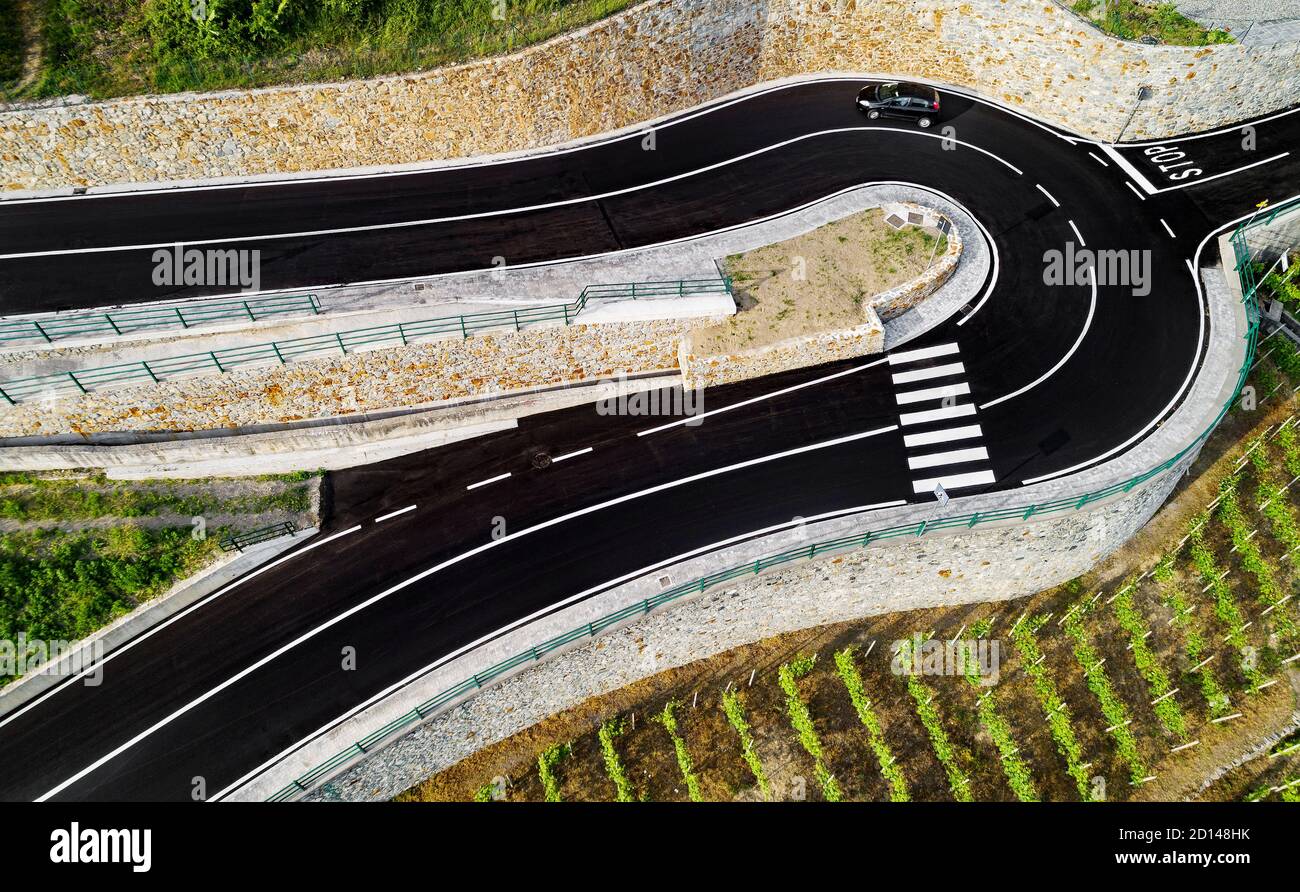 strada con tornante in campagna con vigneti Foto Stock