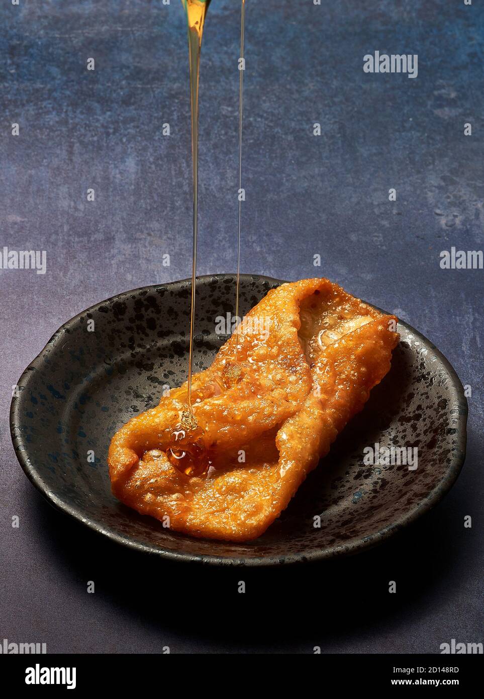 Pestiños, frittelle spagnole rivestite di miele. Un dolce Nasrido tradizionale tipico di Natale e Pasqua. Foto Stock
