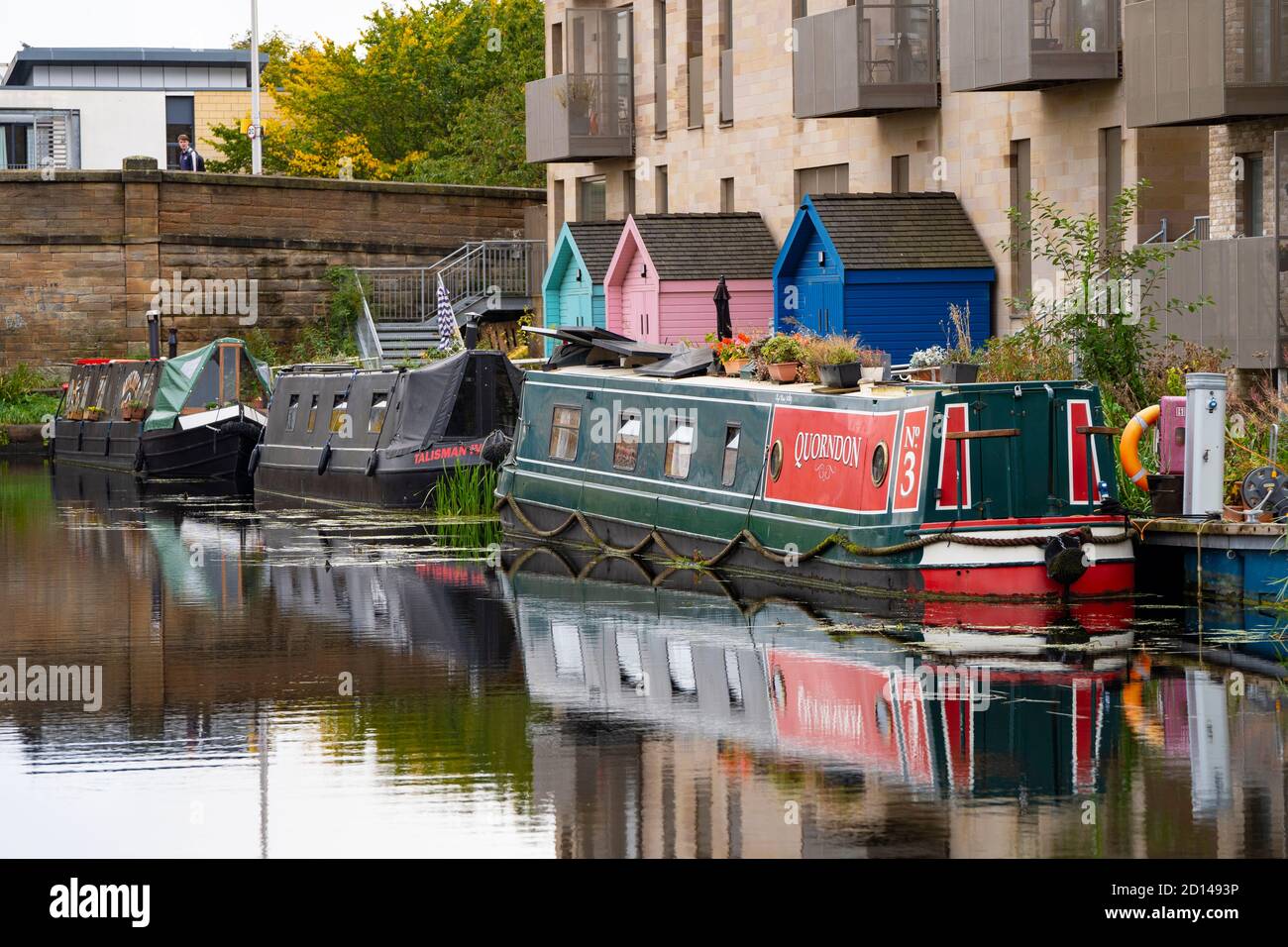 Barche strette ormeggiate lungo il canale Union a Fountainbridge a Edimburgo, Scozia, Regno Unito Foto Stock