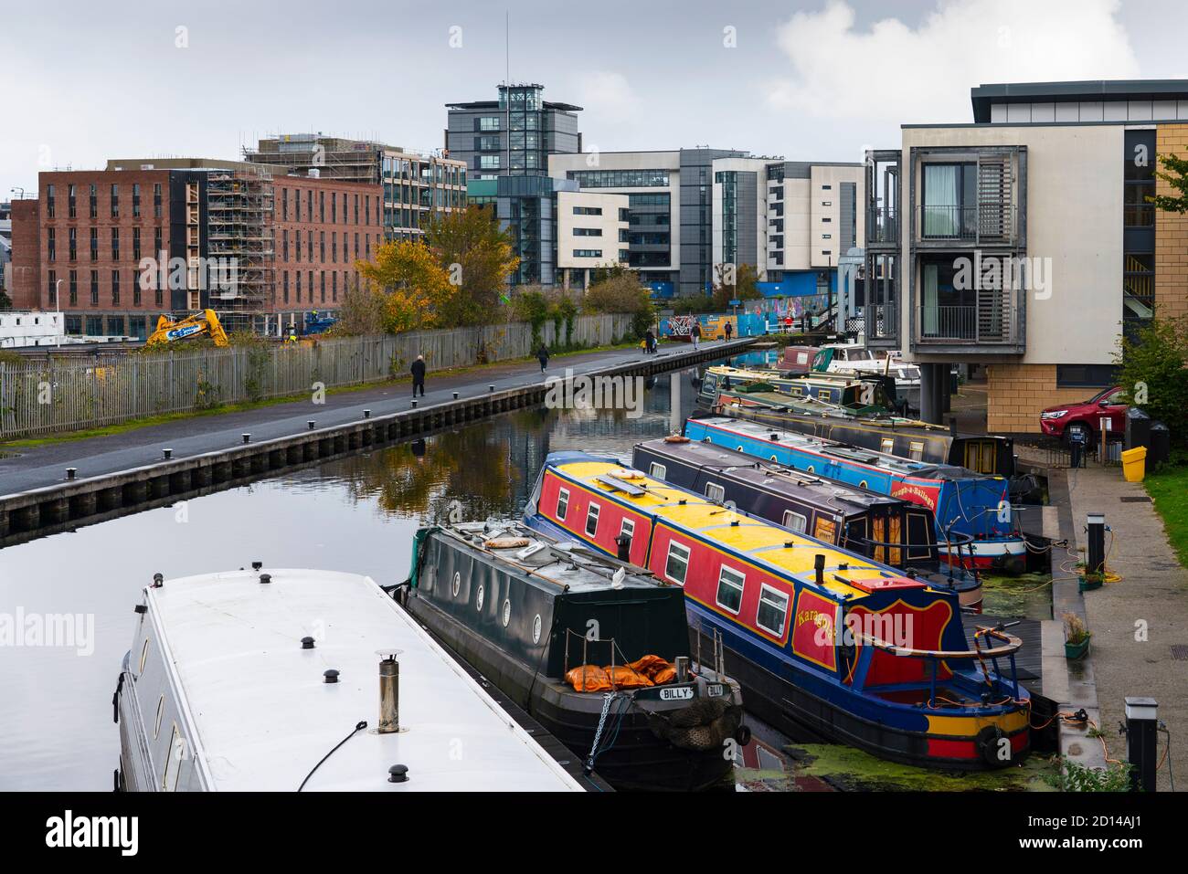 Barche strette ormeggiate lungo il canale Union a Fountainbridge a Edimburgo, Scozia, Regno Unito Foto Stock