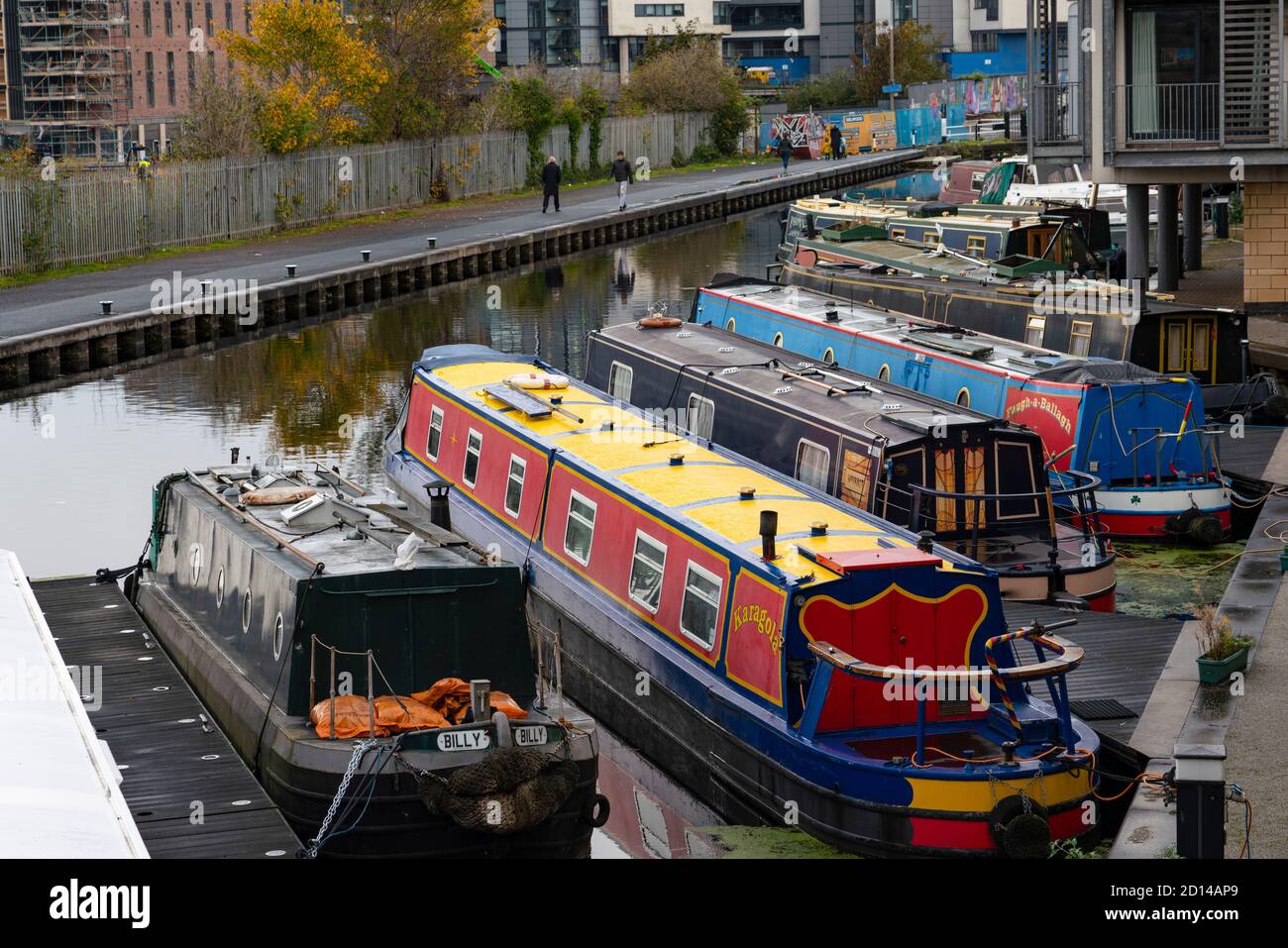 Barche strette ormeggiate lungo il canale Union a Fountainbridge a Edimburgo, Scozia, Regno Unito Foto Stock