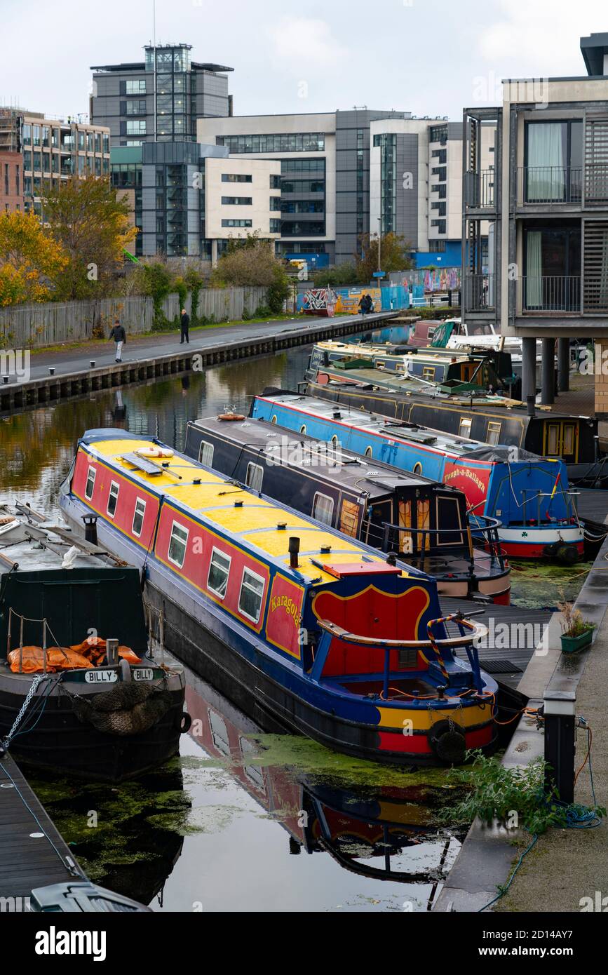 Barche strette ormeggiate lungo il canale Union a Fountainbridge a Edimburgo, Scozia, Regno Unito Foto Stock