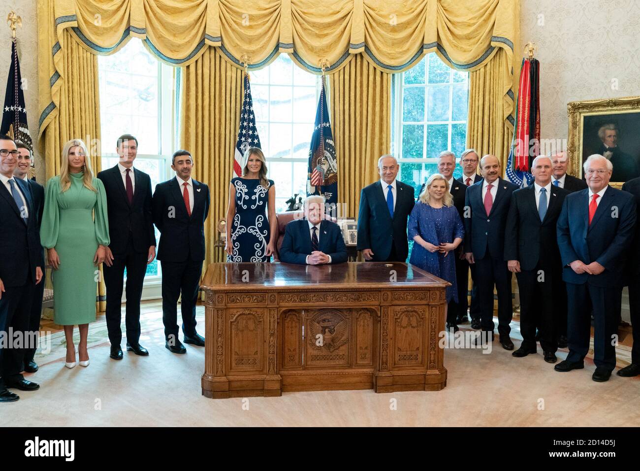Il presidente Trump e la First Lady partecipano alla cerimonia di firma degli accordi di Abraham. Presidente Donald J. Trump, First Lady Melania Trump, E il vicepresidente Mike Pence posa per una foto con il primo ministro israeliano Benjamin Netanyahu, la moglie Sara Netanyahu, il ministro degli Affari esteri degli Emirati Arabi Uniti Abdullah bin Zayed al Nahyan, il ministro degli Affari esteri del Dr. Abdullatif bin Rashid al-Zayani del Bahrain, E consulenti senior della Casa Bianca nell'Ufficio ovale della Casa Bianca Martedì, 15 settembre 2020, prima di partecipare alla cerimonia di firma degli accordi di Abraham. Foto Stock