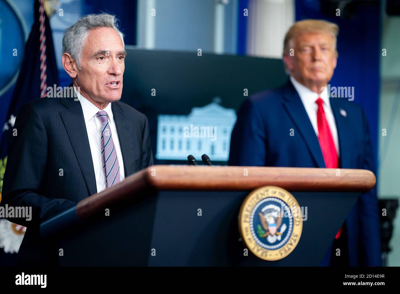 Il 16 settembre 2020, il presidente Donald J. Trump ascoltò il consulente medico della Casa Bianca, il dottor Scott Atlas, che fornì aggiornamenti durante un briefing stampa nella James S. Brady Press Briefing Room. Foto Stock