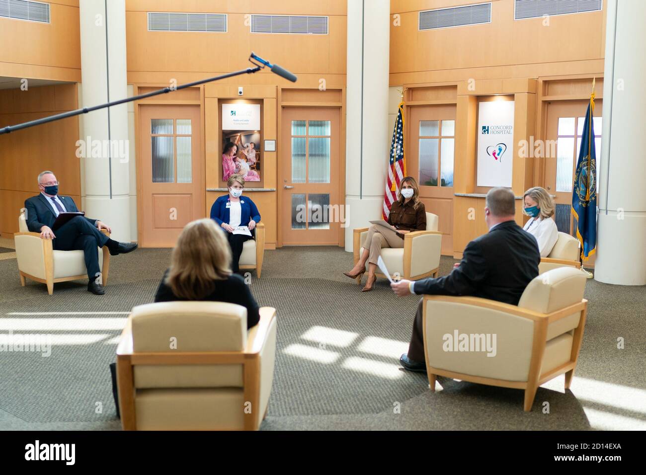 Il 17 settembre 2020, la First Lady Melania Trump e Jim Carroll, Direttore dell'Ufficio Nazionale per la politica di controllo della droga, hanno partecipato a una tavola rotonda con la direzione dell'ospedale Concord Hospital a Concord, New Hampshire. L'attenzione era rivolta alla lotta contro la crisi degli oppioidi. Foto Stock