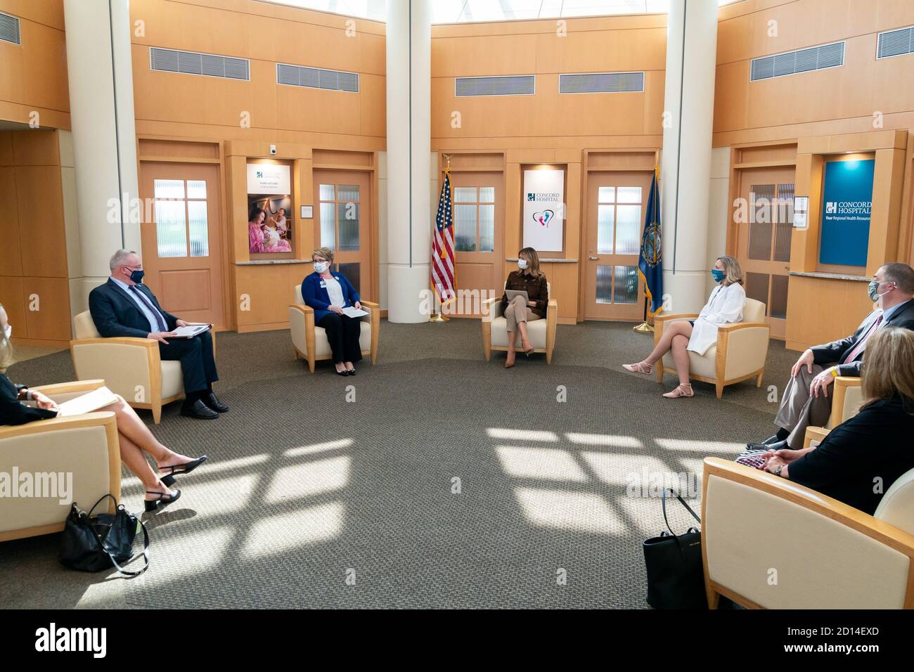 Il 17 settembre 2020, la First Lady Melania Trump e Jim Carroll hanno partecipato a una tavola rotonda al Concord Hospital nel New Hampshire per affrontare gli sforzi nazionali di controllo della droga. Foto Stock