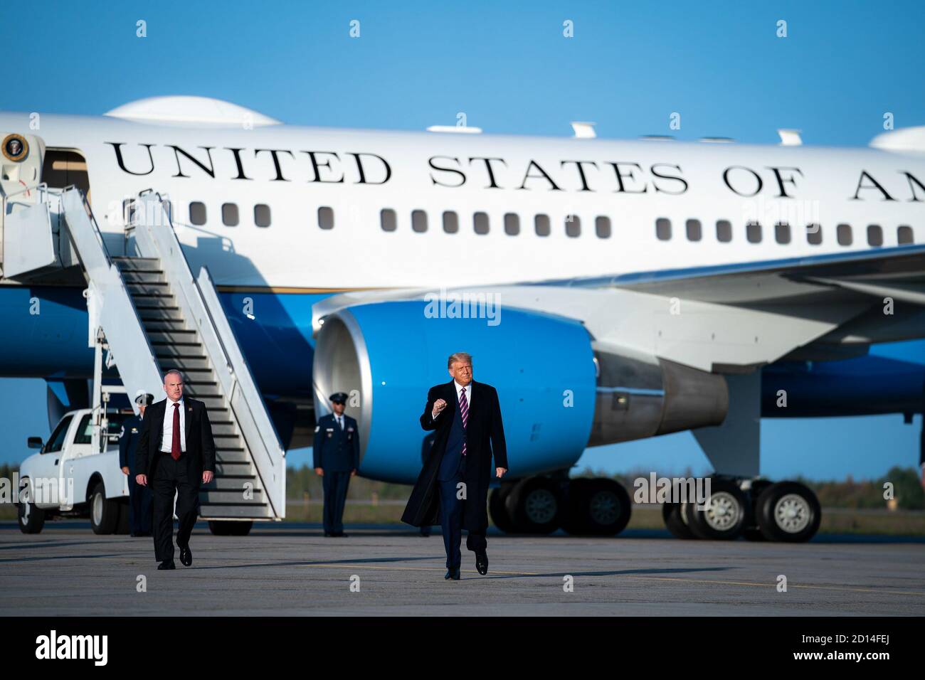 Il presidente Donald J. Trump sbarca l'Air Force One all'aeroporto regionale di Bemidji a Bemidji, Minnesota, il 18 settembre 2020, ed è accolto da ospiti e sostenitori. Foto Stock