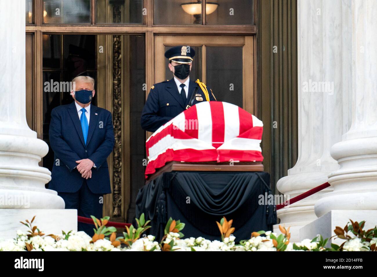 Il 24 settembre 2020, il presidente Donald J. Trump e la First Lady Melania Trump hanno reso omaggio al defunto giudice Ruth Bader Ginsburg mentre si trovava in posa presso la Corte Suprema degli Stati Uniti. Il giudice Ginsburg morì il 18 settembre 2020 e fu onorato sia dai funzionari pubblici che dai cittadini. Foto Stock