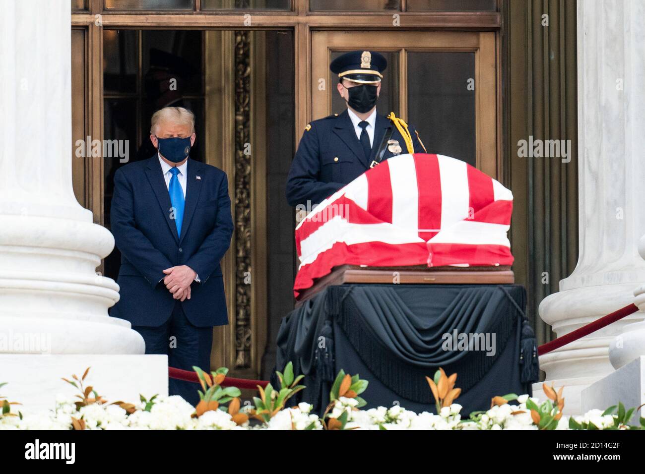Il 24 settembre 2020, il presidente Donald J. Trump e la First Lady Melania Trump hanno reso omaggio al giudice associato Ruth Bader Ginsburg mentre si trovava in posa presso la Corte Suprema degli Stati Uniti a Washington, D.C. Foto Stock