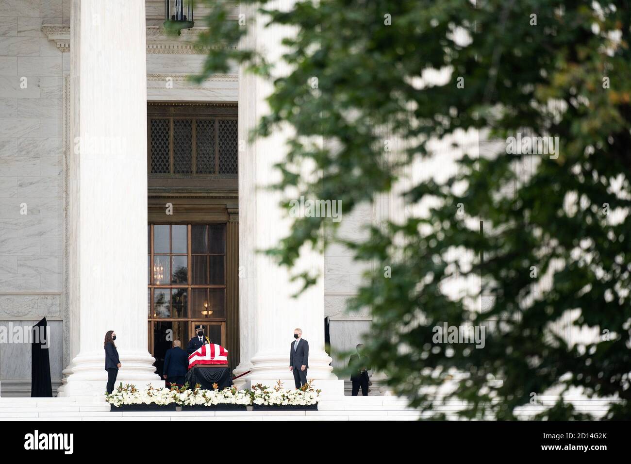 Il 24 settembre 2020, il presidente Donald J. Trump e la First Lady Melania Trump hanno reso omaggio al giudice associato Ruth Bader Ginsburg mentre era in posa presso la Corte Suprema degli Stati Uniti a Washington, D.C. il giudice Ginsburg è morto il 18 settembre 2020. Foto Stock