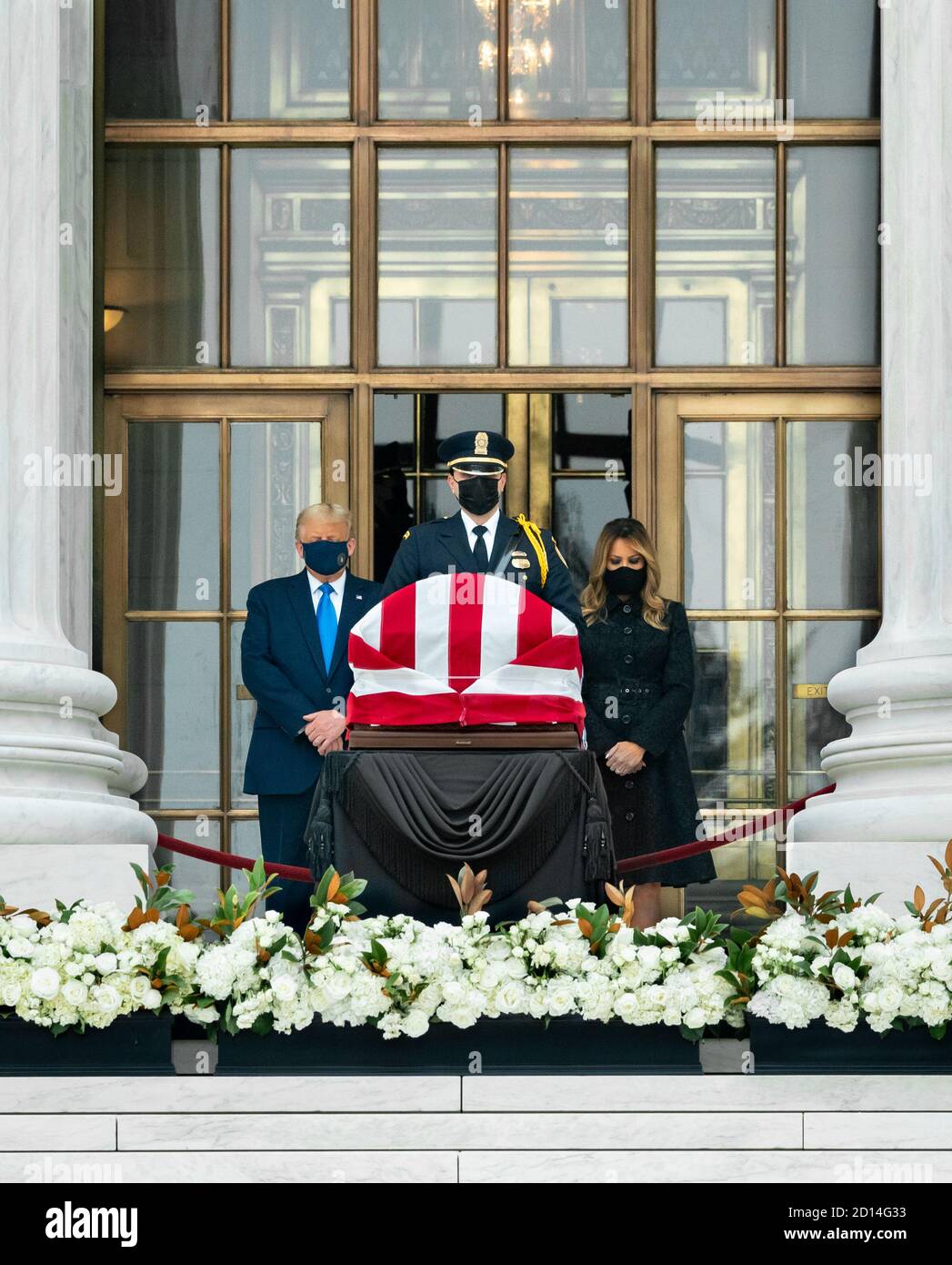 Il 24 settembre 2020, il presidente Trump e la First Lady Melania Trump hanno reso omaggio al giudice Ruth Bader Ginsburg, che si è posato presso la Corte Suprema degli Stati Uniti dopo la sua scomparsa il 18 settembre 2020. Foto Stock