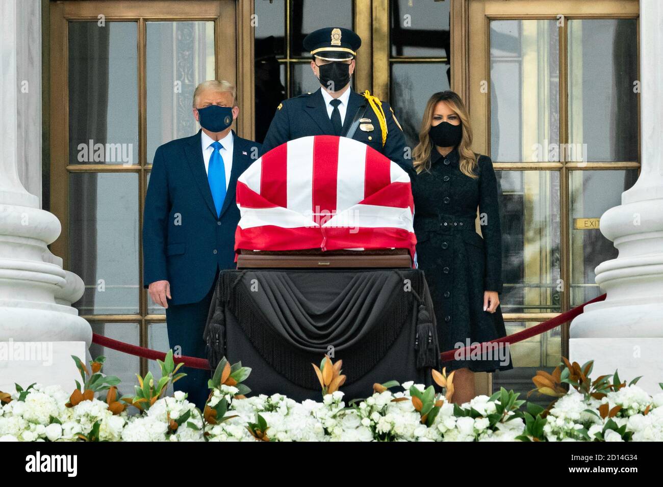 Il 24 settembre 2020, il presidente Donald J. Trump e la First Lady Melania Trump hanno reso omaggio al giudice associato Ruth Bader Ginsburg alla Corte Suprema degli Stati Uniti, dopo la sua scomparsa il 18 settembre 2020. Foto Stock