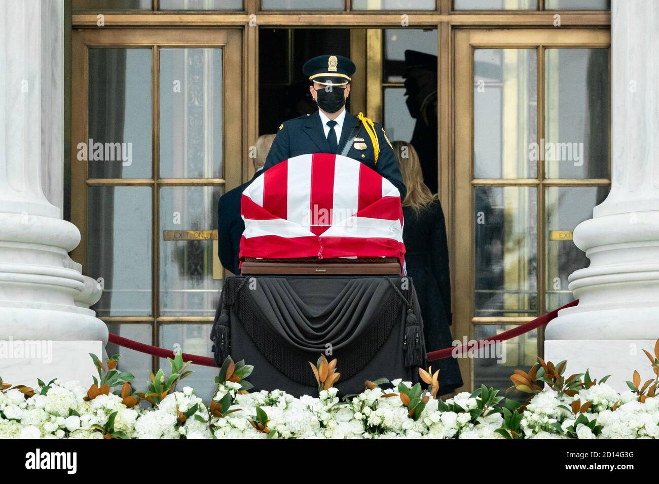 Il 24 settembre 2020, il presidente Donald J. Trump e la First Lady Melania Trump hanno reso omaggio al giudice associato Ruth Bader Ginsburg mentre era in posa presso la Corte Suprema degli Stati Uniti a Washington, D.C. il giudice Ginsburg è morto il 18 settembre 2020. Foto Stock