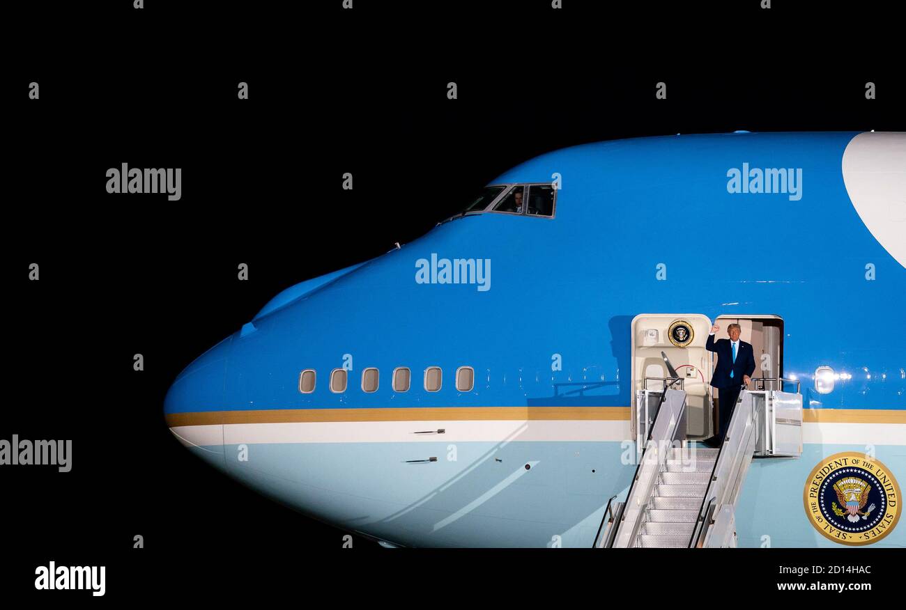Il presidente Trump si sposta in PA. Il presidente Donald J. Trump sbarca Air Force One all'aeroporto internazionale di Harrisburg, a Harrisburg, sabato 26 settembre 2020, ed è accolto da ospiti e sostenitori. Foto Stock