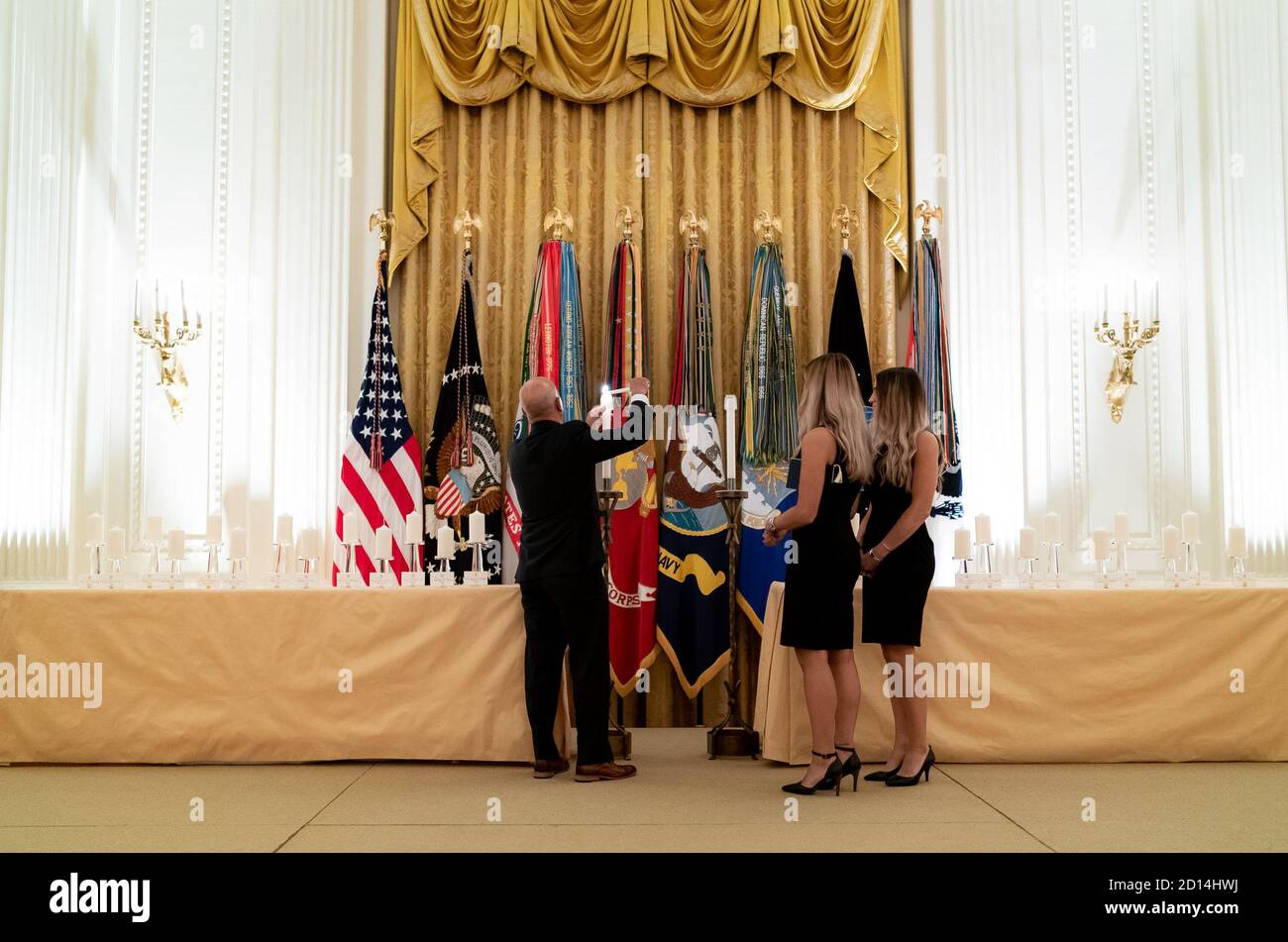Il 27 settembre 2020, il padre della Gold Star Steven Xiarhos e le sue figlie hanno acceso candele commemorative durante un ricevimento alla Casa Bianca per onorare le famiglie della Gold Star. L'evento ha reso omaggio al personale militare che ha sacrificato la propria vita al servizio degli Stati Uniti Foto Stock
