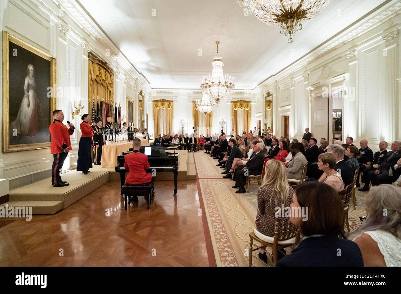 Una cerimonia in onore delle famiglie Gold Star si tiene nella East Room della Casa Bianca il 27 settembre 2020. L'evento include l'illuminazione di candele commemorative e il canto di una canzone tributo per onorare coloro che hanno perso i membri della famiglia durante il servizio militare. Foto Stock