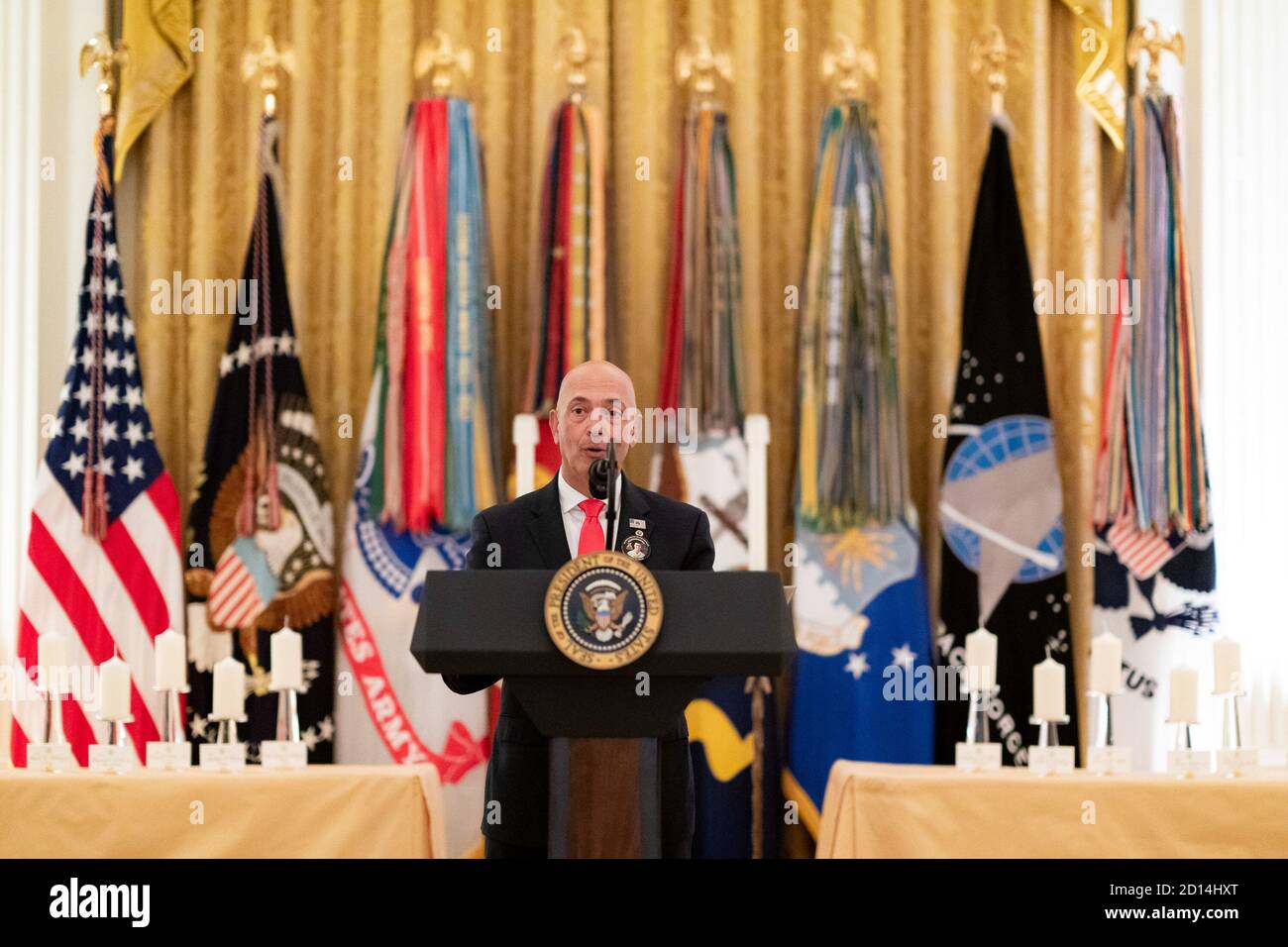 Il 27 settembre 2020, padre Steven Xiarhos, stella d'oro, ha rivolto un ricevimento in onore delle famiglie della stella d'oro nella sala orientale della Casa Bianca. L’evento ha reso omaggio ai sacrifici fatti dalle famiglie che hanno perso i propri cari durante il servizio militare, tra cui il figlio di Steven Xiarhos, comandante della Marina degli Stati Uniti Nicholas C. Xiarhos. Foto Stock