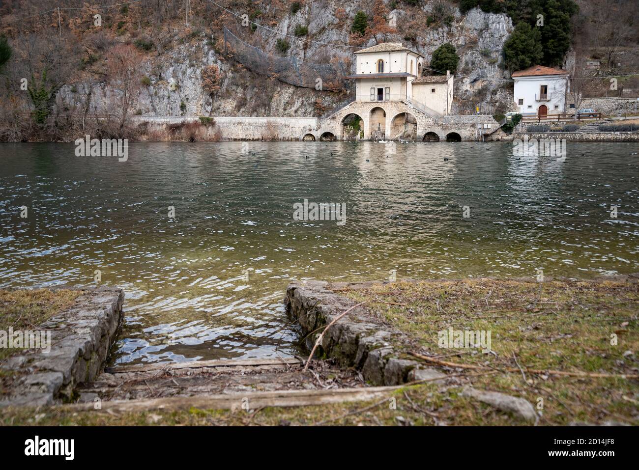 IVista del lago dall'ingresso del lago di Santa Maria del Lago churchm Scanno, Italia Foto Stock