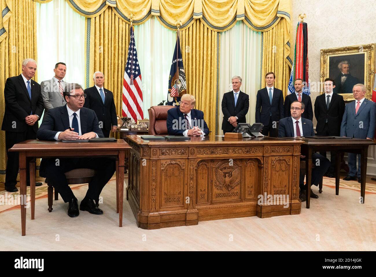 Il presidente Donald J. Trump, insieme al vicepresidente Mike Pence, prende parte ad una cerimonia di firma con il presidente serbo Aleksandar Vučić e il primo ministro del Kosovo Avdullah Hoti il 4 settembre 2020, presso l'Ufficio ovale, segnando i progressi nelle relazioni tra Stati Uniti e Serbia e Kosovo. Foto Stock