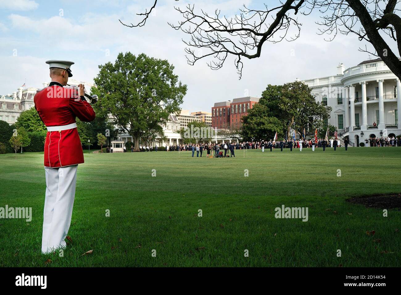 Un bugler gioca Taps durante un momento di silenzio sul South Lawn della Casa Bianca l'11 settembre 2020, per commemorare le vittime degli attentati dell'11 settembre 2001. Foto Stock