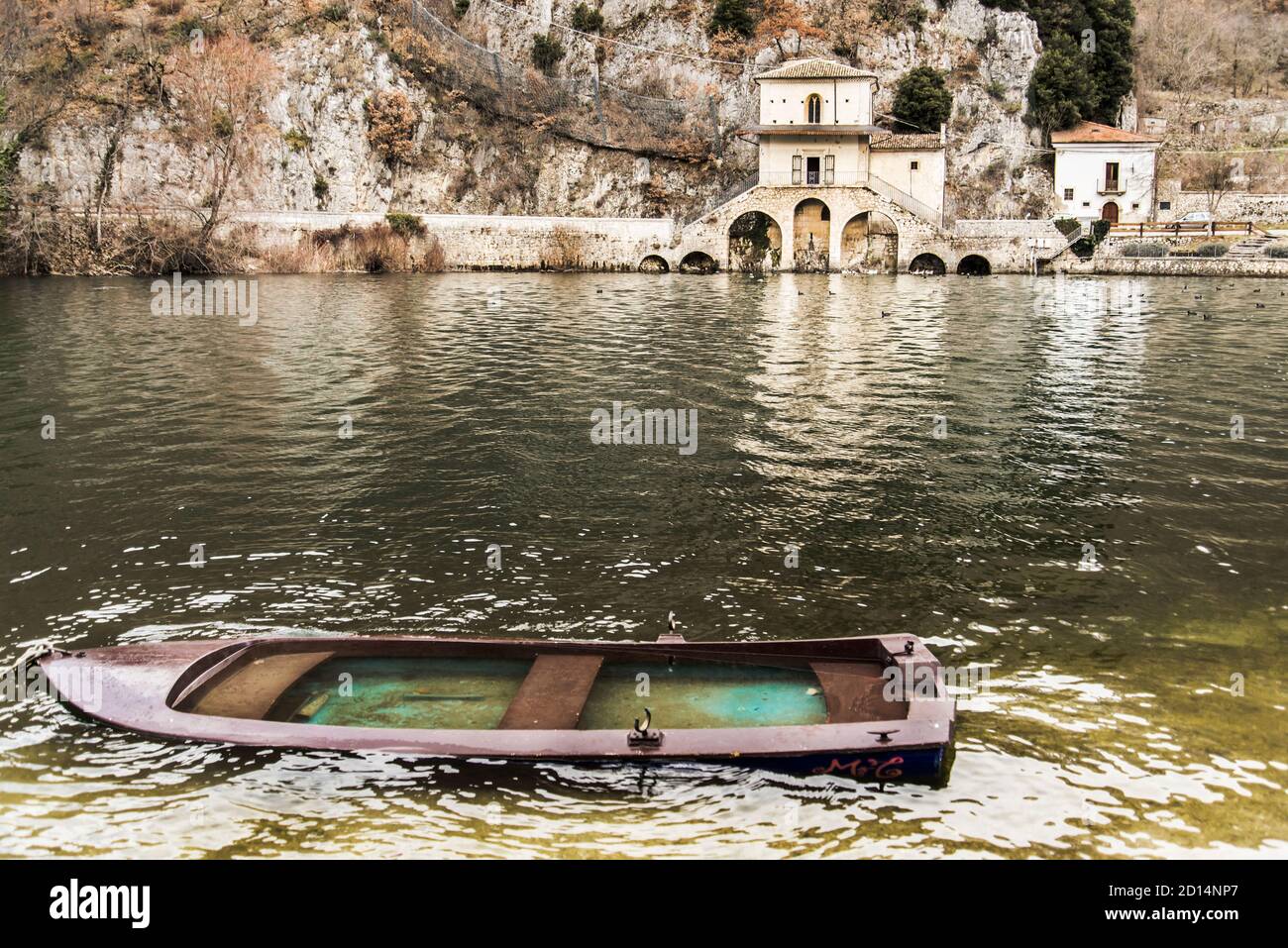IVista del lago dall'ingresso del lago di Santa Maria del Lago churchm Scanno, Italia Foto Stock