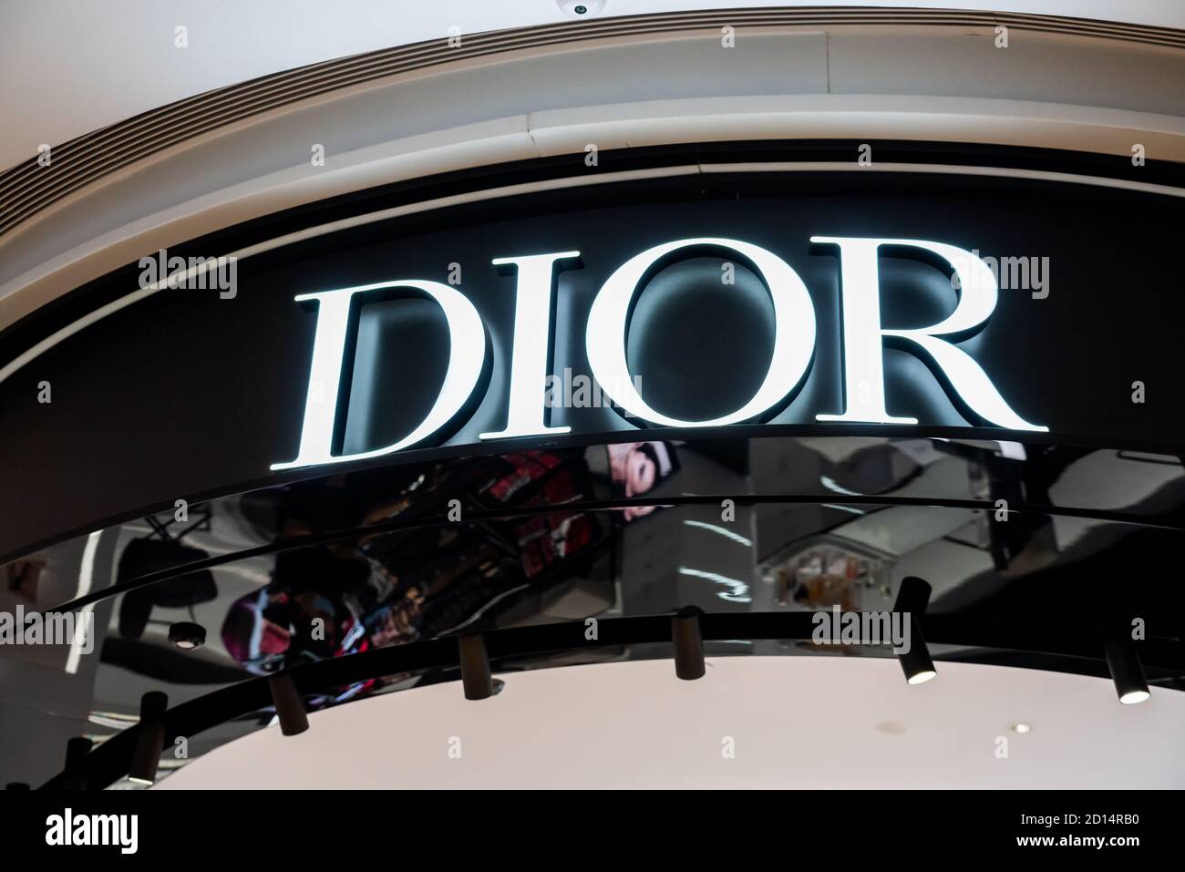 Marchio francese di beni di lusso Christian Dior visto in un negozio Foto  stock - Alamy