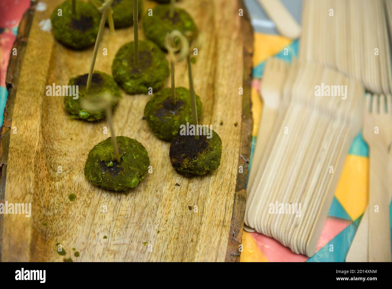Veg Seekh Kabab servito con insalata verde e chutney tenuto nella tabella Foto Stock