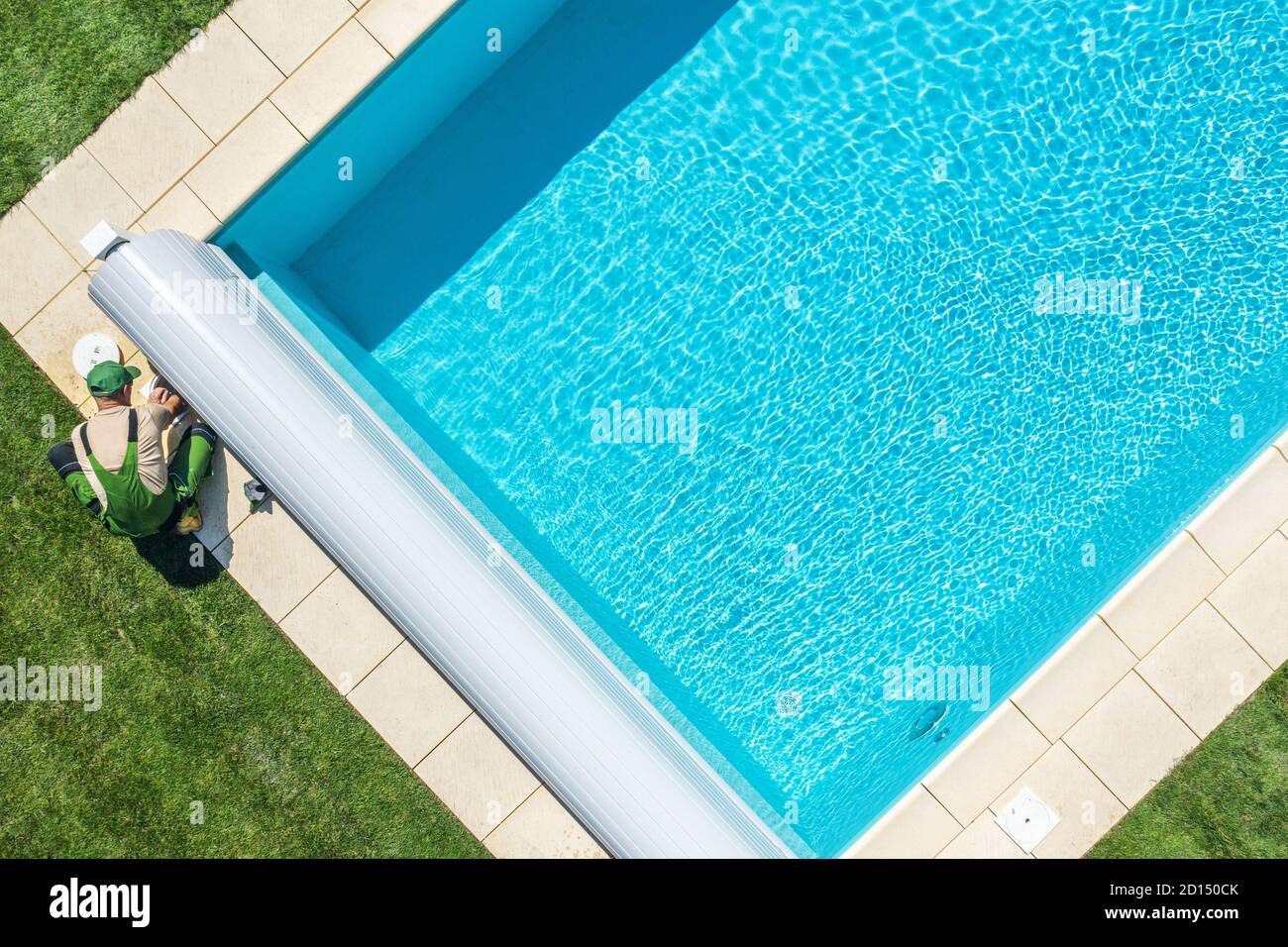 Piscina residenziale tecnico pulizia Skimmer filtro vista aerea. Settore ricreazione. Foto Stock