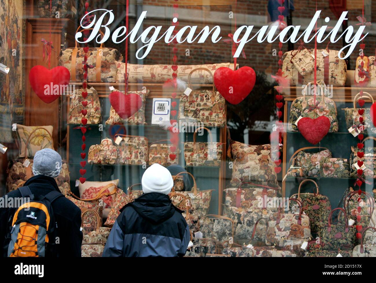 Un paio di date un'occhiata a un negozio decorato con cuori rossi vicino  alla Grand Place di Bruxelles prima del giorno di San Valentino, 12  febbraio 2007. I semafori a forma di