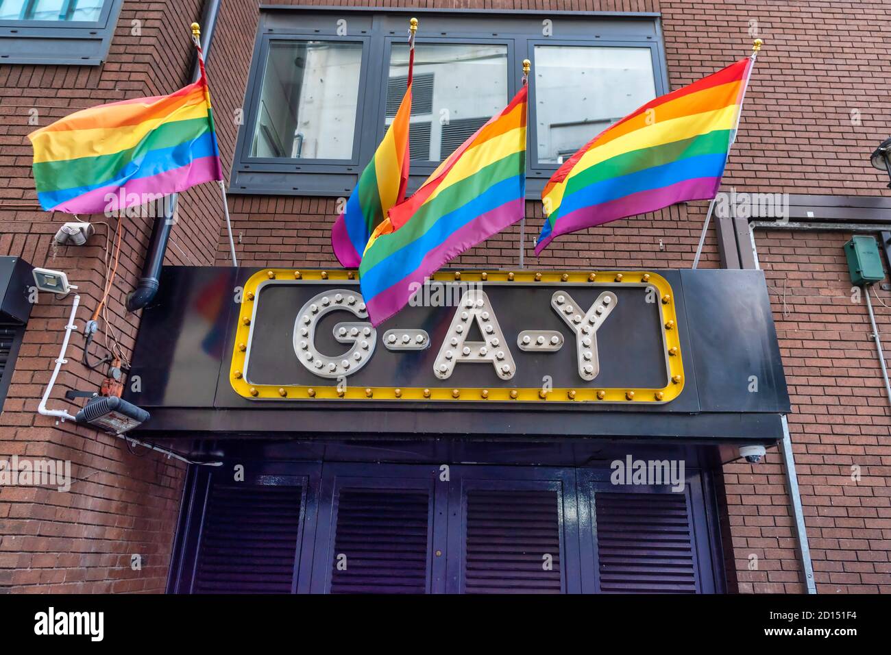 Un segno G-A-Y e bandiere d'orgoglio sono visti fuori del proprietario il bar G-A-Y a Londra.il proprietario di G-A-Y Jeremy Joseph lancia una sfida legale contro il coprifuoco del governo alle 22:00, ha detto, "il coprifuoco delle 22:00 che è stato in atto da due settimane ed è stato dannoso per il settore dell'ospitalità, Includere G-A-Y, non ha assolutamente senso. Il proprietario del club sostiene che le misure costituiscono un "capro espiatorio" dell'economia notturna e sono 'insicuri' per i punzoni e quindi ha dato istruzioni ai suoi team legali presso Simpson Miller Solicitors e Kings Chambers di sfidarli. Foto Stock