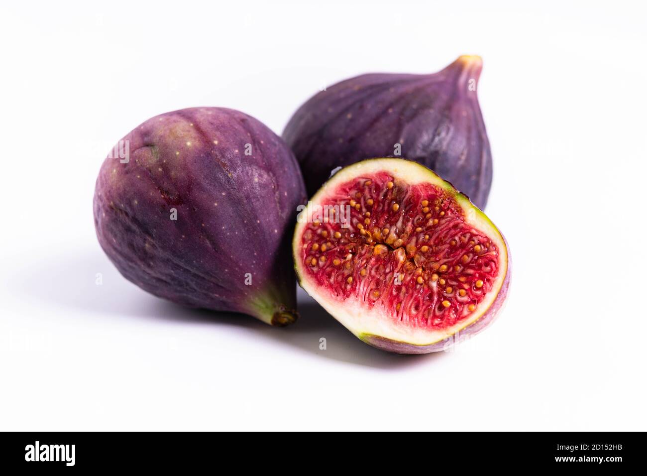 isolare fichi maturi su sfondo bianco, primo piano Foto Stock