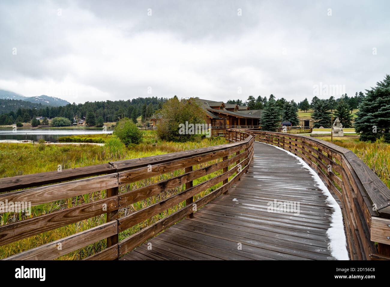 Una lunga e larga passerella in legno conduce ad un ceppo Edificio di cabina vicino al lago Evergreen Foto Stock