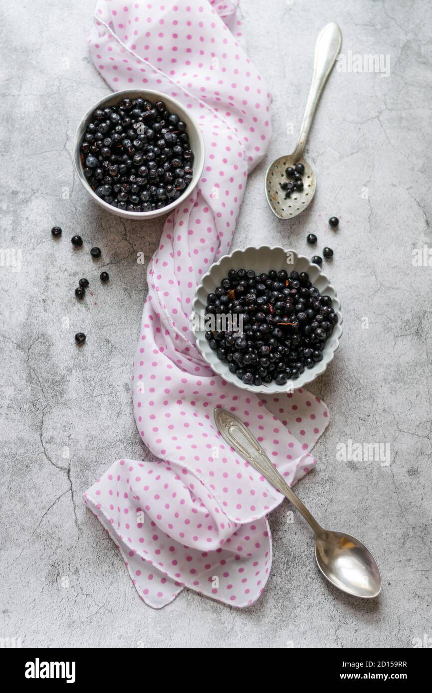 Mirtilli freschi raccolti sul tavolo, frutta fresca di stagione Foto Stock Mirtilli freschi raccolti sul tavolo, frutta fresca di stagione Foto Stock