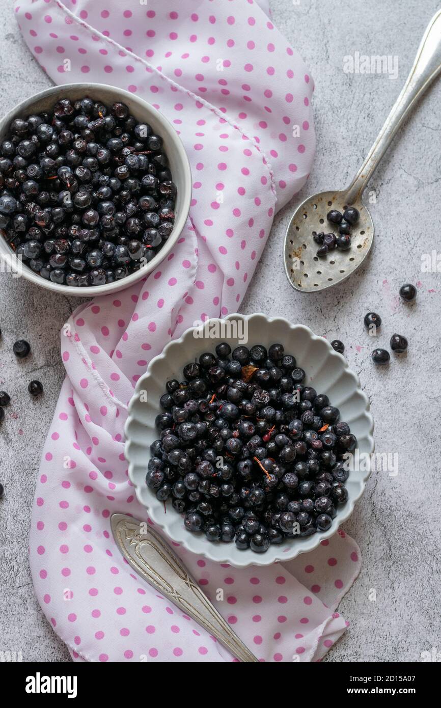 Mirtilli freschi raccolti sul tavolo, frutta fresca di stagione Foto Stock Mirtilli freschi raccolti sul tavolo, frutta fresca di stagione Foto Stock
