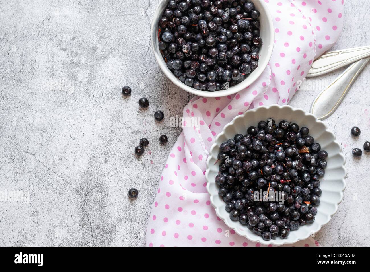 Mirtilli freschi raccolti sul tavolo, frutta fresca di stagione Foto Stock Mirtilli freschi raccolti sul tavolo, frutta fresca di stagione Foto Stock