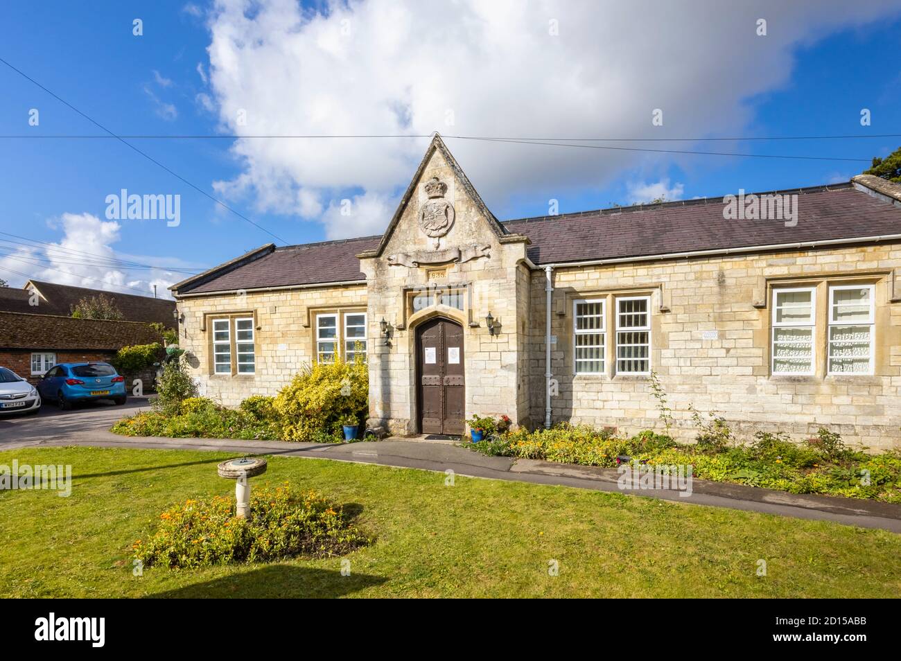 La vecchia scuola, un edificio storico datato 1835 a Great Bedwyn con la cresta di Bruce Clan e il motto Fuimus, un villaggio nel Wiltshire orientale, Inghilterra meridionale Foto Stock