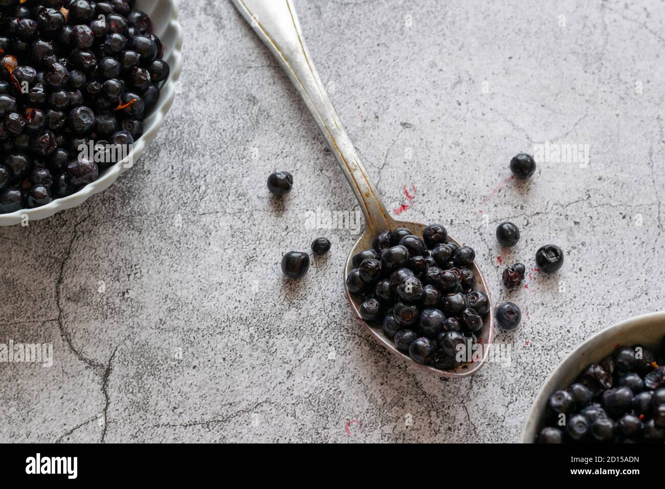Mirtilli freschi raccolti sul tavolo, frutta fresca di stagione Foto Stock Mirtilli freschi raccolti sul tavolo, frutta fresca di stagione Foto Stock