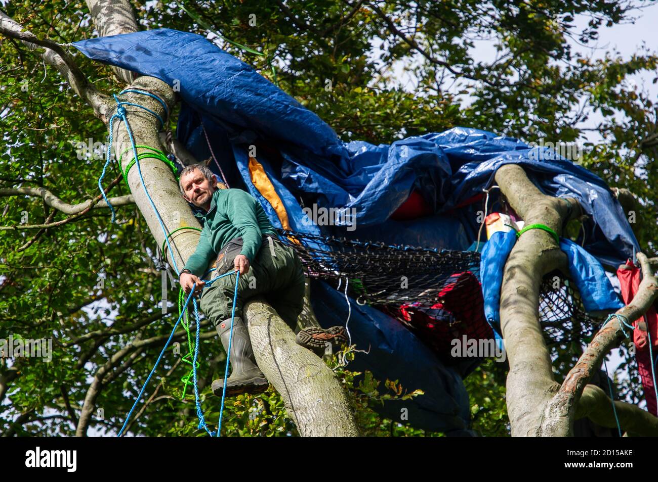 L'attivista ambientale Swampy, che è venuto a fama negli anni '90 per il suo tunneling, è attualmente in alto nei faggi in Jones Hill Wood che sono dovuti essere abbattuti da HS2 come lavori di costruzione inizia sul nuovo collegamento ferroviario ad alta velocità da Londra a Birmingham. HS2 ha preso possesso di una parte degli antichi boschi il giovedì scorso e da allora hanno evocato i protettori degli alberi. Vi è molta obiezione locale e nazionale all'HS2 per motivi ambientali. Credit: Maureen McLean/Alamy Live News Foto Stock