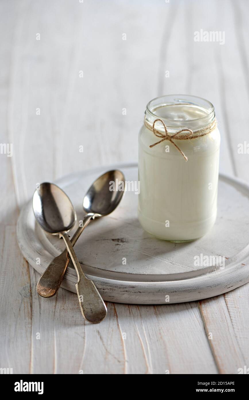 Vasetto di yogurt sul tavolo Foto Stock