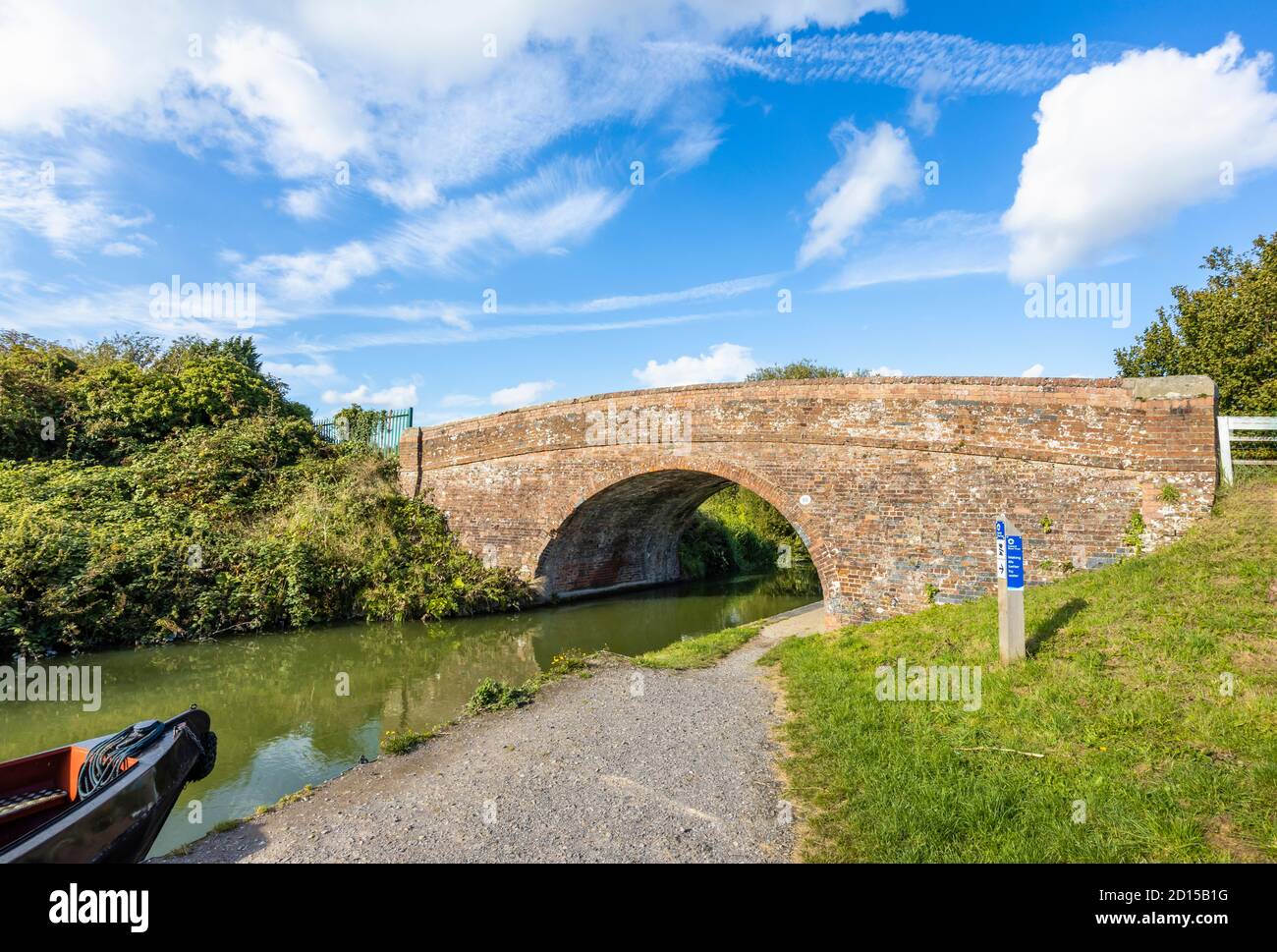 Tradizionale ponte in mattoni che attraversa il fiume Dun, Kennett e Avon Canal Bruce Branch, Great Bedwyn, un villaggio rurale nel Wiltshire, Inghilterra meridionale Foto Stock