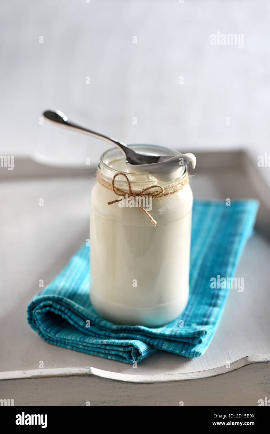 Vasetto di yogurt sul tavolo Foto Stock