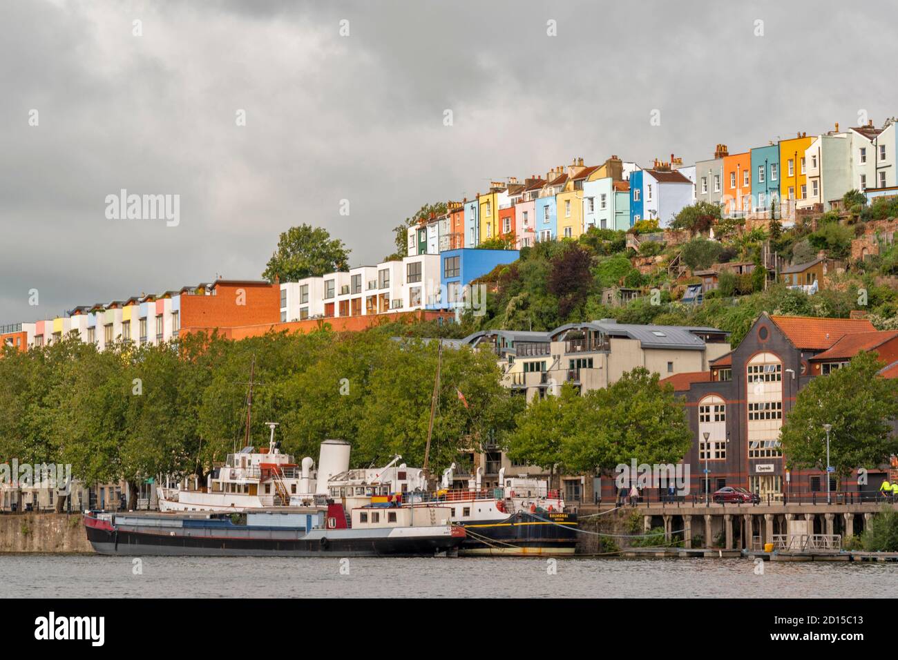 CITTÀ DI BRISTOL LE BARCHE ELLEN E BALMORAL ORMEGGIATE NEL PORTO A CASE COLORATE HOTWELLS SULLO SKYLINE Foto Stock