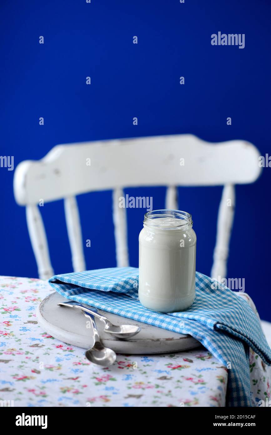 vasetto di yogurt sul tavolo Foto Stock