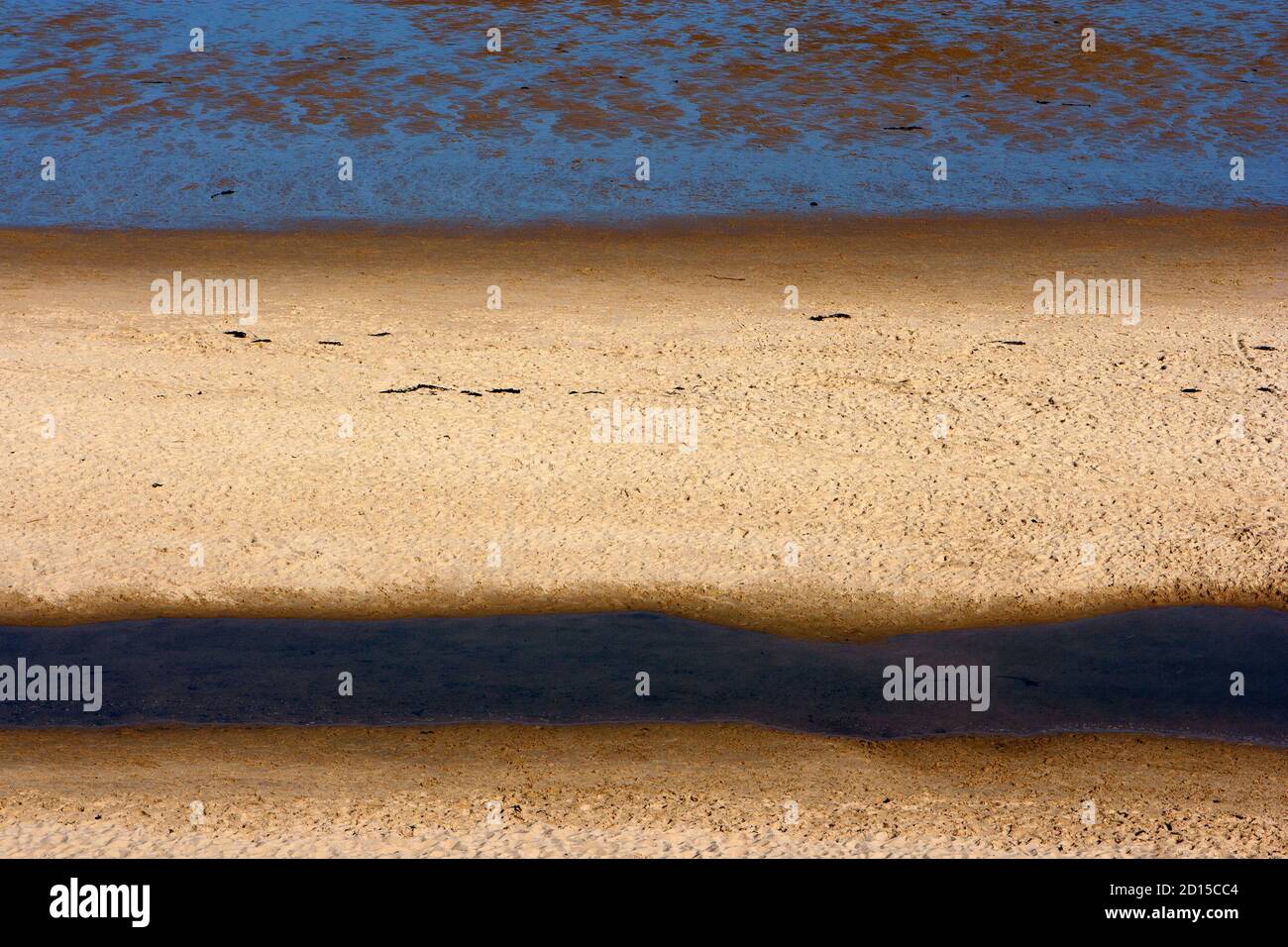 Spiaggia, mare, costa, foto astratta, foto minimalista sulla spiaggia, astratto blu giallo marrone, mare e sabbia, paesaggio minimalista, colorata foto sulla spiaggia Foto Stock