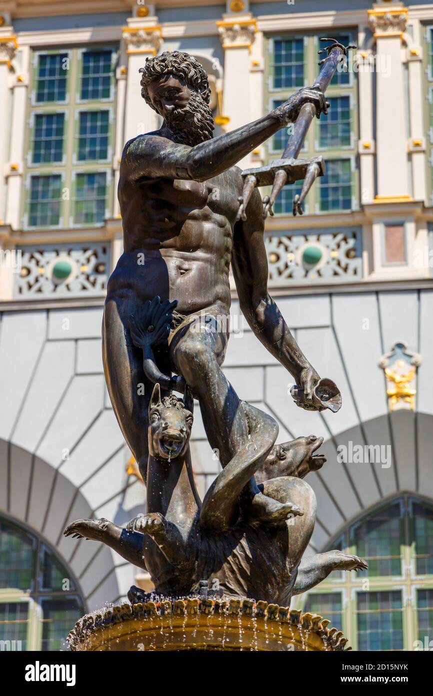 Gdansk, Pomerania / Polonia - 2020/07/14: Fontana di Nettuno - Fontanna Neptuna - di fronte a Artus Court, Dwor Artusa, al lungo mercato Dlugi Rynek in vecchio Foto Stock