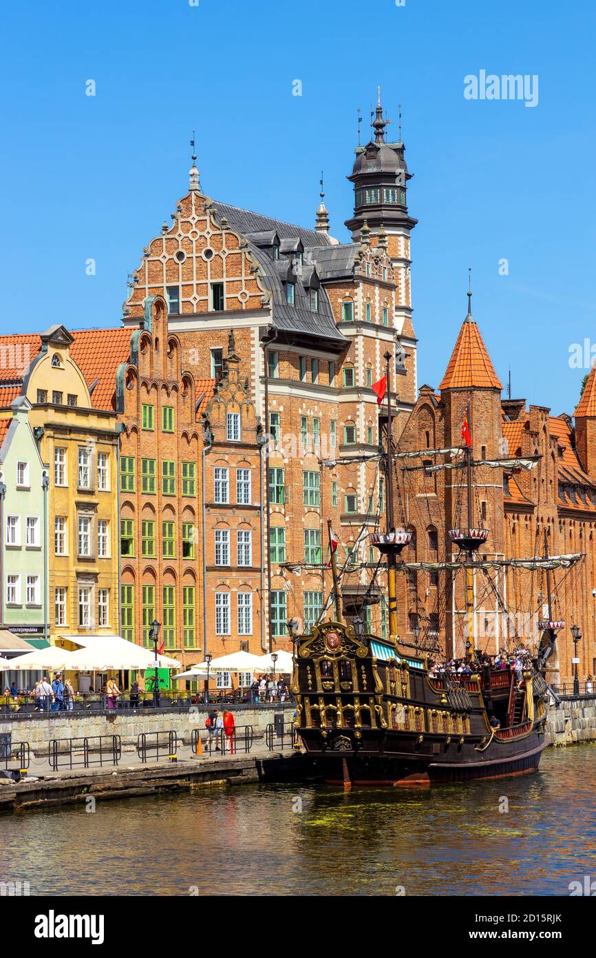 Gdansk, Pomerania / Polonia - 2020/07/14: Porta di Mariacka e Museo Archeologico lungo le case anseatiche molo al fiume Mottawa argine in vecchia stoppa Foto Stock