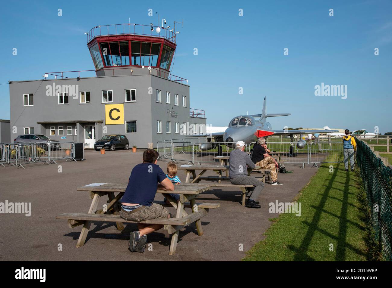 Kemble, Gloucestershire, Inghilterra, Regno Unito. 2020. Torre di controllo presso l'aeroporto di Cotswold a Kemble, Gloucetsershire, Regno Unito. Una precedente base RAF. Foto Stock